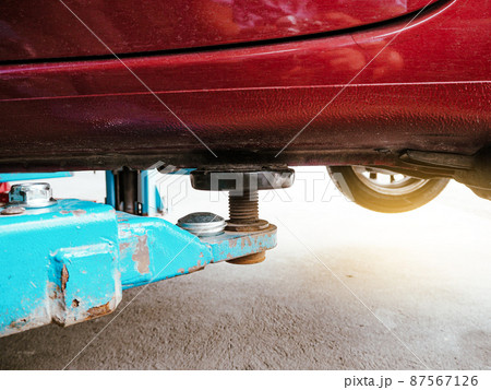Vehicle hydraulic floor jack raises the car body for repairs in an auto repair garage 87567126