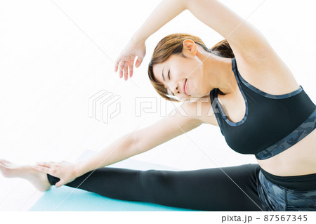 ヨガ　フィットネス　スポーツジム　女性　エクササイズ 87567345