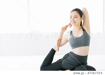 ヨガ フィットネス スポーツジム 女性 エクササイズ ヨガ フィットネス スポーツジム 女性 エクササイズ 87567354