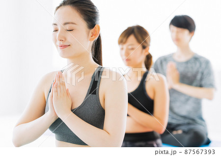 ヨガ　フィットネス　スポーツジム　エクササイズ 87567393