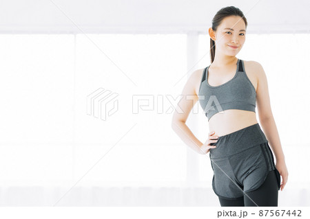 フィットネス　スポーツジム　女性　エクササイズ 87567442