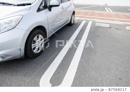 当て逃げされた車　屋外の駐車場に止めている乗用車 87568217