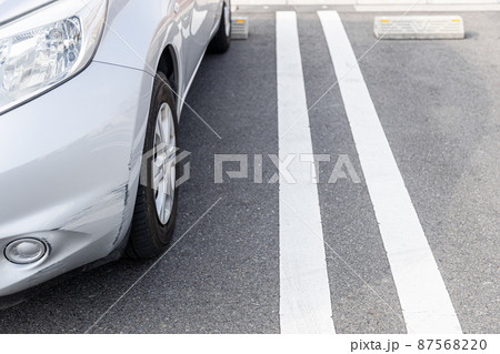 当て逃げされた車 屋外の駐車場に止めている乗用車の写真素材 8756