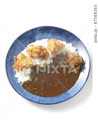 福神漬けも乗っている熱々唐揚げカレーを白背景で俯瞰撮影 福神漬けも乗っている熱々唐揚げカレーを白背景で俯瞰撮影 87568263