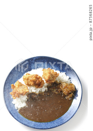 福神漬けも乗っている熱々唐揚げカレーを白背景で俯瞰撮影 87568265