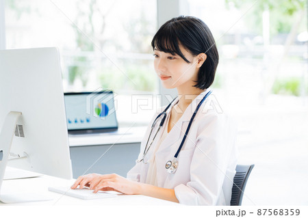 デスクワークをする女性医師 87568359