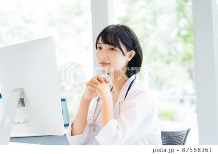 デスクワークをする女性医師 デスクワークをする女性医師 87568361