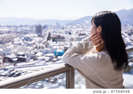 テラスから外を眺める女性 テラスから外を眺める女性 87568448