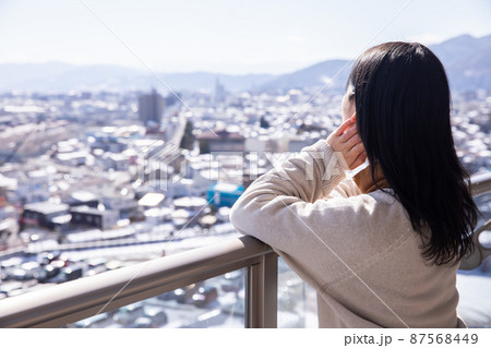 景色を眺める女性 景色を眺める女性 87568449