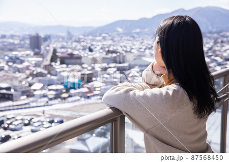 ベランダから外を眺める女性 ベランダから外を眺める女性 87568450