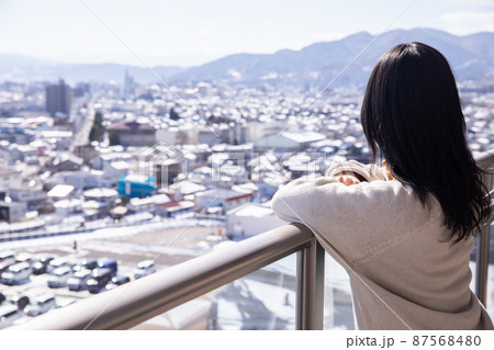 景色を眺める女性 景色を眺める女性 87568480