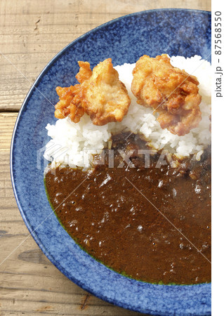 熱々唐揚げカレーを俯瞰で撮影 熱々唐揚げカレーを俯瞰で撮影 87568550