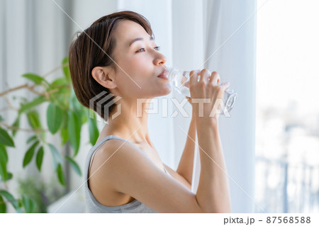 ミドル女性　ビューティー　水　美容イメージ 87568588