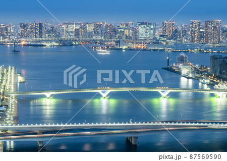 世界に誇れるレインボーブリッジの見える東京湾岸夜景 87569590