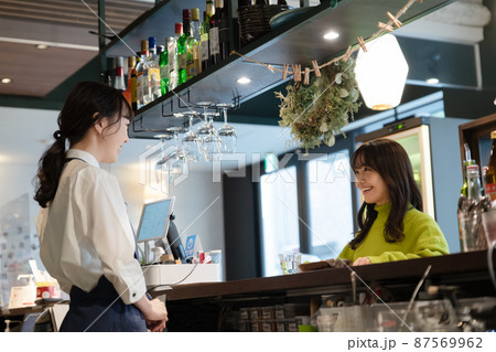 セルフサービスのカフェのカウンターでパスタを受け取る若い女性客 セルフサービスのカフェのカウンターでパスタを受け取る若い女性客 87569962
