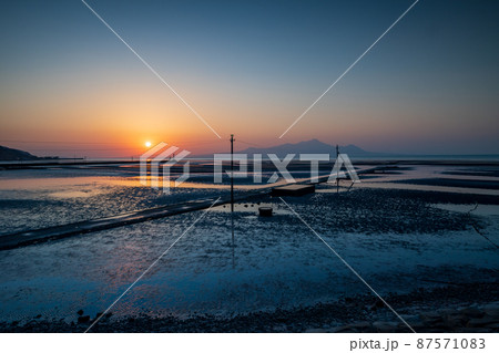 夕暮れの御輿来海岸に染まる夕焼けの風景 夕暮れの御輿来海岸に染まる夕焼けの風景 87571083