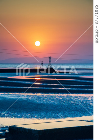 夕暮れの御輿来海岸に染まる夕焼けの風景 夕暮れの御輿来海岸に染まる夕焼けの風景 87571085