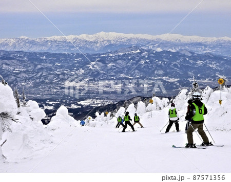 山形蔵王 ザンゲ坂樹氷原コースを滑り下るスキーヤー 山形蔵王 ザンゲ坂樹氷原コースを滑り下るスキーヤー 87571356