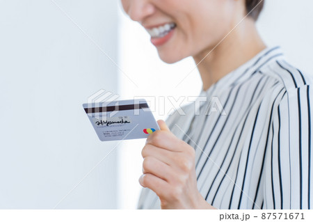 女性　クレジットカード　手元 87571671