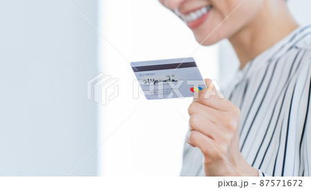 女性 クレジットカード 手元 女性 クレジットカード 手元 87571672