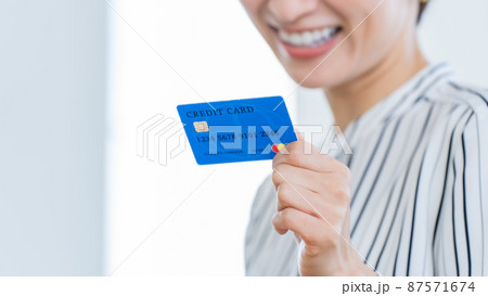 女性　クレジットカード　手元 87571674