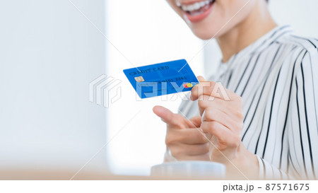 女性 クレジットカード 手元 女性 クレジットカード 手元 87571675