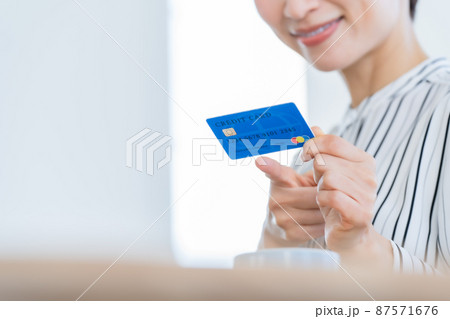 女性　クレジットカード　手元 87571676