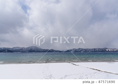 冬の田沢湖 87571690