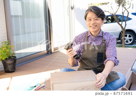 DIYをするミドル男性 DIYをするミドル男性 87571691
