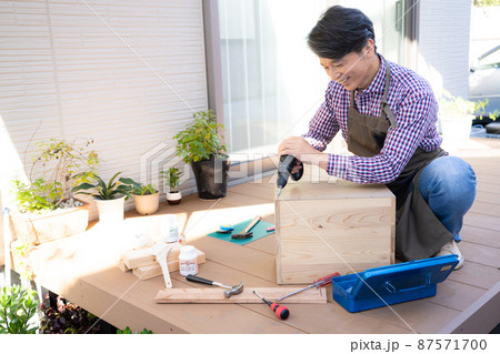 DIYをするミドル男性 87571700