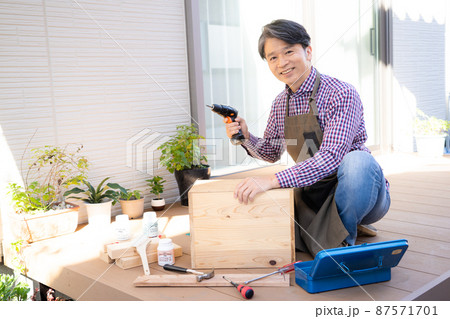 DIYをするミドル男性 DIYをするミドル男性 87571701