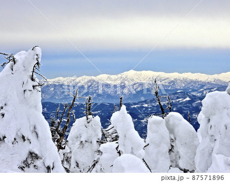 山形蔵王　地蔵岳の樹氷原の彼方に聳える朝日連峰 87571896