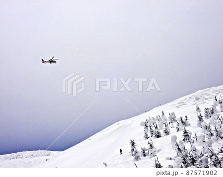 山形蔵王　地蔵岳の地蔵岳岳に飛来したヘリコプター 87571902