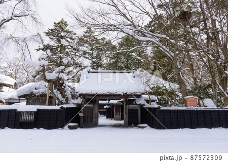 角館武家屋敷の雪化粧 87572309