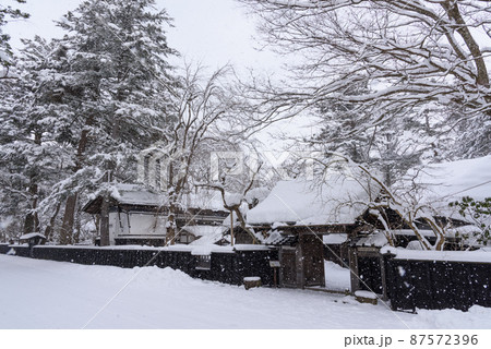 角館武家屋敷の雪化粧 87572396