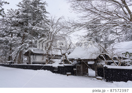 角館武家屋敷の雪化粧 87572397