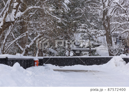 角館武家屋敷の雪化粧 87572400