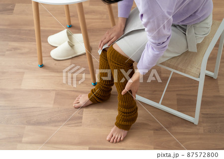 冷え性の女性の足 冷え性の女性の足 87572800