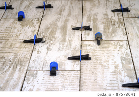 Ceramic tile leveling system. Apparatus for laying stoneware tiles. 87573041