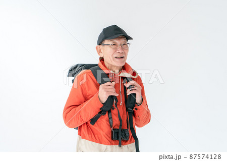 シニア男性　アウトドア　旅行 87574128