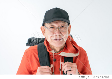 シニア男性　白バック　アウトドア 87574268