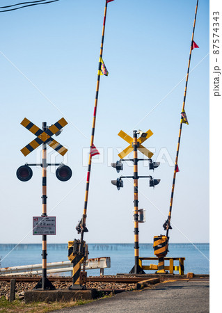 有明海の見える踏切三角線の風景 有明海の見える踏切三角線の風景 87574343