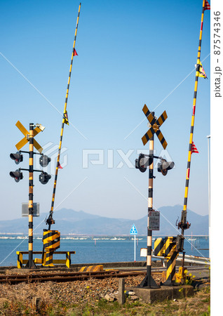 有明海の見える踏切三角線の風景 87574346