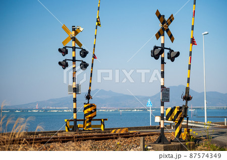 有明海の見える踏切三角線の風景 有明海の見える踏切三角線の風景 87574349