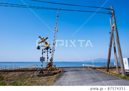 有明海の見える踏切三角線の風景 87574351