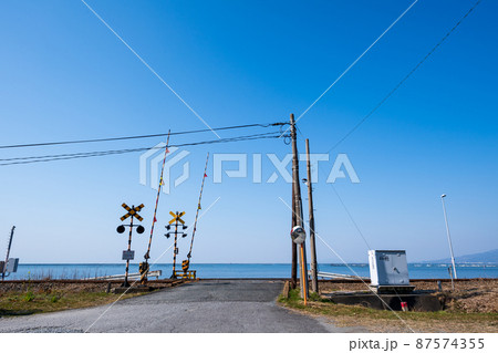 有明海の見える踏切三角線の風景 87574355