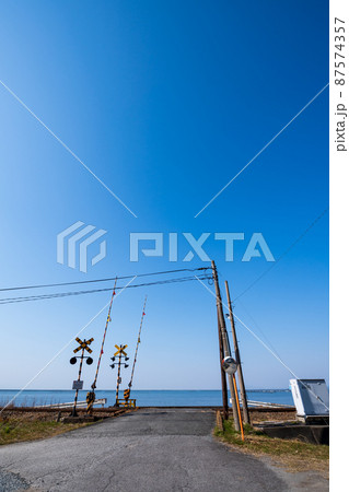 有明海の見える踏切三角線の風景 有明海の見える踏切三角線の風景 87574357