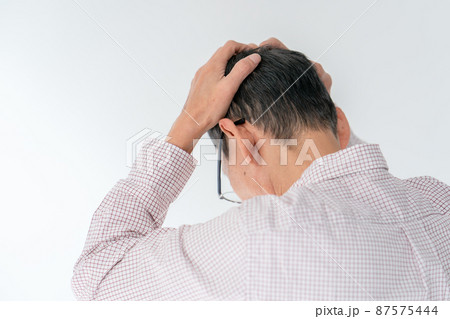 シニア男性 悩み 困る 後ろ姿 シニア男性 悩み 困る 後ろ姿 87575444