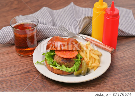 ハンバーガー（トマトとレタス）、ポテトとピクルス添え。 87576674