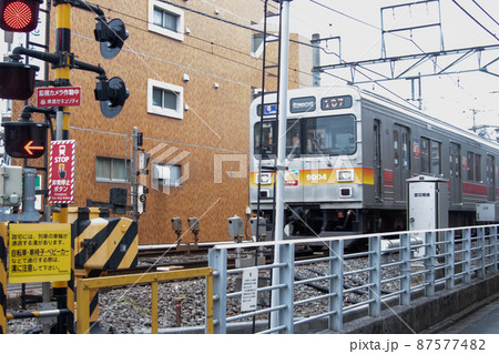 電車と踏切 87577482